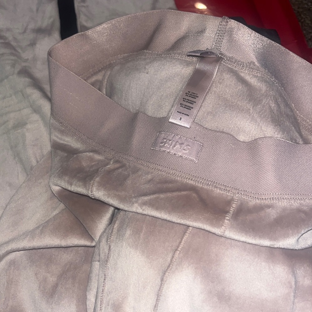 Skims dusk velour leggings